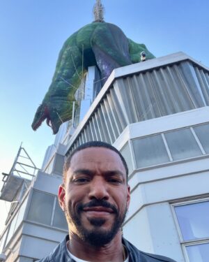 Laz Alonso Instagram - A couple of weeks ago when we did the visit to @empirestatebldg. If you haven’t done the tour it’s worth it, we went to the very top, so high that helicopters were flying beneath us. Last picture, we got a little visit from Vhagar, the star of one of our competitor shows. I let her know I’m #TeamBlack