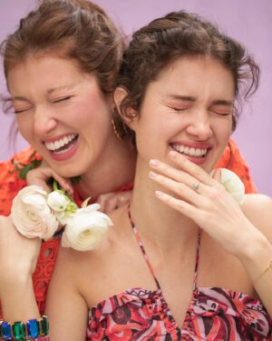 Léa Bonneau Instagram - 🌺Sœurs 🌺 avec @leabonleabon @carlabonneau leurs rires et leurs anémones 🌺 #portrait #portraitphotography #portraitphotographer #portraits #sister #sisterhood #sisters #spring #springtime #flower #flowers #anemone #beauty #headshots #headshot #headshotsonly #headshotphotographer #headshotphotography #frenchgirls #frenchsisters #brunette #paris #belleville #naturallight #2023 #spring2023
