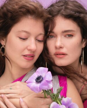 Léa Bonneau Instagram - 🌺Sœurs 🌺 avec @leabonleabon @carlabonneau leurs rires et leurs anémones 🌺 #portrait #portraitphotography #portraitphotographer #portraits #sister #sisterhood #sisters #spring #springtime #flower #flowers #anemone #beauty #headshots #headshot #headshotsonly #headshotphotographer #headshotphotography #frenchgirls #frenchsisters #brunette #paris #belleville #naturallight #2023 #spring2023