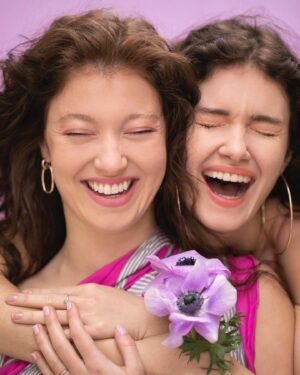 Léa Bonneau Instagram - 🌺Sœurs 🌺 avec @leabonleabon @carlabonneau leurs rires et leurs anémones 🌺 #portrait #portraitphotography #portraitphotographer #portraits #sister #sisterhood #sisters #spring #springtime #flower #flowers #anemone #beauty #headshots #headshot #headshotsonly #headshotphotographer #headshotphotography #frenchgirls #frenchsisters #brunette #paris #belleville #naturallight #2023 #spring2023