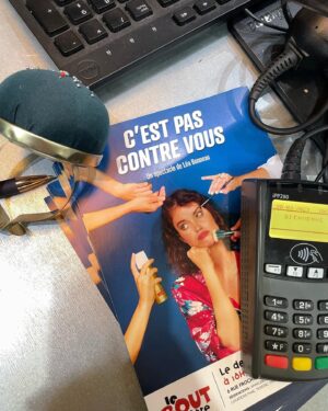 Léa Bonneau Instagram - 1. On s’emmerde mais d’un côté c’est pour ça qu’on est venu
2. Passer le week-end en région avec des gens au régime c’est le risque de se retrouver avec des gâteaux de merde dans les placards
3. Pas folle la guêpe, toujours le moyen de caler un ou 2 flyers dans une boutique (lien du spectacle en bio🤌🏼)
4. Un cliché 
5. Crunchy ASMR
6. Feeling like dans un train
