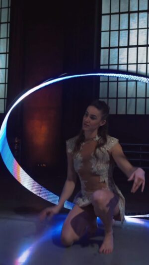 Lea Toran Jenner Instagram - Spinning with my @lighttoys LED Wheel 🔥
Costume by @sarahtogni_cyrwheel 🤩