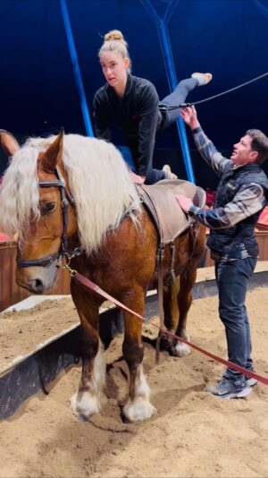 Lea Toran Jenner Instagram - I had NO idea this would be so hard 😆 
What a unique and fantastic experience at @lesfoliesgruss !
Thank you @firmingruss and the girls for being so patient with me and sharing your passion with us 🙏. I’m still so impressed by Jeanne @jounette_biscuit riding the horse like a queen! 🐎 

#equestrian #horseriding #circus #lesfoliesgruss
