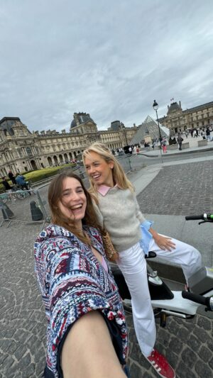 Lea Toran Jenner Instagram - Perfect day in Paris with @alliegoodbun 🚴🏻‍♀️🥜☀️☕️🫶🥰