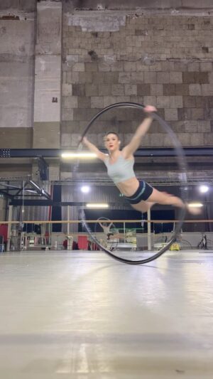 Lea Toran Jenner Instagram - Little in between the shows playtime 
#cyrwheel #moulinrougeparis