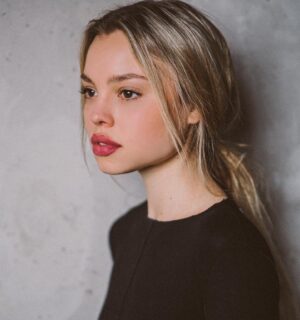 Lea Zoë Voss Instagram - Zu kalt draußen… Wünsche euch schonmal eine schöne Weihnachtszeit 🤍