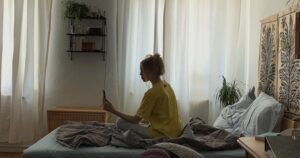 Lea Zoë Voss Instagram - Lucy bei dem Versuch zu Meditieren. 
Unsere Mini-Serie #liebejetzt kommt nächste Woche raus!
Sehen könnt ihr das Ganze auf @_zdfneo_ , oder in der @zdfmediathek 
Trailer in meiner Story!!! Danke, dass ich bei diesem besonderen Projekt dabei sein durfte! 🌸 ganz viel Liebe!! @totomlass @sarina_radomski @johannes.louis u.v.m.
#wirbleibenzuhause