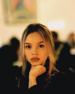 Lea Zoë Voss Instagram - J’étais un peu fatiguée.
J’ai pris un dernier verre
et puis une cigarette.
