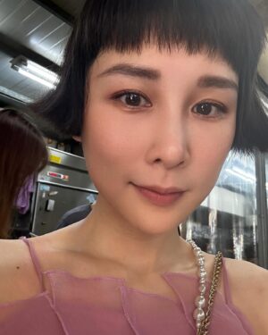 Leaf Yeh Instagram - #私人時間 

上台前不忘去市場喝魚湯開嗓，喝完妝也差不多融化～
熱情的高雄～真的熱～每一刻都感覺熱騰騰～

曾經也是個聽團仔，好幾年前來參加大港就覺得好好玩，
沒想到多年後還可以更好玩 

動線順暢的大小場地、好吃的藝人食堂、好逛的攤位、野餐的地方、港口的遼闊、夕陽美景、好聽的音樂好看的表演..像是大型遊樂場，本來演出完要直奔回家，結果貪玩直接晃到晚上…

是說明天要飛去零度的地方了
人生啊～ 這行程 這溫度😂

準備穿上暖呼呼的衣服，唱歌給雪國的人聽

#回家打包ㄉ路上
#毛巾拿反ㄌ呵呵