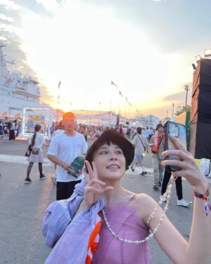 Leaf Yeh Instagram - #私人時間 

上台前不忘去市場喝魚湯開嗓，喝完妝也差不多融化～
熱情的高雄～真的熱～每一刻都感覺熱騰騰～

曾經也是個聽團仔，好幾年前來參加大港就覺得好好玩，
沒想到多年後還可以更好玩 

動線順暢的大小場地、好吃的藝人食堂、好逛的攤位、野餐的地方、港口的遼闊、夕陽美景、好聽的音樂好看的表演..像是大型遊樂場，本來演出完要直奔回家，結果貪玩直接晃到晚上…

是說明天要飛去零度的地方了
人生啊～ 這行程 這溫度😂

準備穿上暖呼呼的衣服，唱歌給雪國的人聽

#回家打包ㄉ路上
#毛巾拿反ㄌ呵呵