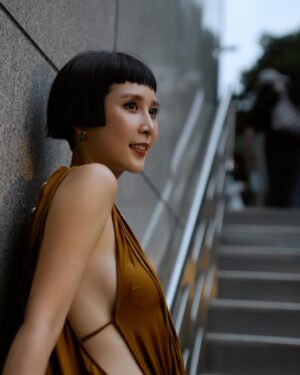 Leaf Yeh Instagram - 金曲獎隔天立刻是專場演出，實在忙翻～太多可分享的，先分享一下造型概念🥰

Big thanks to 👏

非常美的洋裝 我超喜歡的 @oudewaag ，完全是《遷徙》想傳達的氛圍跟模樣
Shoes: @jimmychoo @bluebelltw 黑色高跟鞋有金色的花瓣，對應專輯裡的奇花異草花園
Accessories @monicavinader  綠色、金色、黑色的戒指耳環，都是專輯的視覺色

還有我的team Jhousan,Meggie,Victor🤍🤍🤍
攝影師 @leo19900817 @hovisual01 
妝 @kikikerker 
髮 @oooooo_vy 
Thank you all!
#gma#金曲獎#金曲35