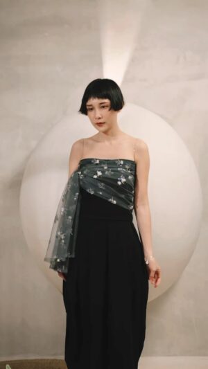 Leaf Yeh Instagram - 《大會報告》 宜蘭場寄出行前通知囉～有收到嗎？

籌備演出的過程，到美麗的 @vivir_jiaoxi 住了一夜，也品嚐主廚用心的料理。

身後這顆透著溫暖光暈的蛋（？）（飛碟？）其實是minibar，每個房間都有，是了了的特色！還有好的湯泉可以泡澡，並且有精心挑選的香氣漫在各個空間中..
 
了了本身就是一個很舒緩人心的存在呢，能在這裡舉辦五感音樂會真是非常美好的機緣，期待我們週日見！在峇里島為大家準備的小禮物也已經在包裝🥰我扛著走南闖北，希望你們會喜歡🎵

宜蘭場已完售，但《遷徙 M Project 》還有系列活動，有興趣的朋友參考連結或限動✨

-

最後分享一個彩蛋消息🥚
我們有少量幾個名額，可以邀請穎火蟲們來6/29的金曲獎。凡參加今年M project 系列活動的朋友們皆享有抽贈票資格，欲報名也請見限動

晚安：）

🎵 《紙鷂》