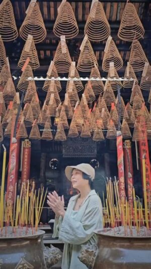 Leaf Yeh Instagram - 經歷一段不短的旅行，我回來了！
過去很長一段時間都投入在音樂中，幾乎沒有什麼心神關注生活中其他的面向。出走，也幾乎是因為工作，在心中醞釀許久的旅程，召喚聲很大，終於天時地利人和，順利上路。

這段時間走訪了火山、海岸、懸崖、叢林、梯田，盡情的浸泡在自然裡，身體力行遷徙這個概念。也在過程的美妙和突發的各種難關裡，真切的去移動、尋找，認識世界認識自己，最後心滿意足的—— 回家。

最後一站在胡志明市的天后宮，好友幫我拍下了好適合擎頭這首歌的畫面

‘’亻恩兜全部經過混亂
行到這位 期待未來
天光朝唇
共下穿過壞天時‘’

（我們都經歷過混亂
走到這裡，期待未來
就在明早，一起穿過壞時節 ）

—《擎頭》

不論是個人的獨旅，還是眾人的遷徙，祝福我們都能一起享受好日子，也能一起走過最壞的時節。

/
回台的這兩天 已經在歌唱比賽當評審開工，接下來還有許多演出，尤其7/6號我們開了台北場的五感音樂會，時間為我留下來吧！一期一會的聚會不能少了你

連結放限動🥰（中午不小心偷跑再發一次顆顆）

📷 @cccc121413
