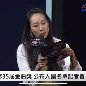 Leaf Yeh Instagram - 入圍金曲獎了！三個獎，謝謝大家如潮水一般的恭喜，我回訊息到走在路上還因為滑手機掉了錢包去報案，（詳情見限動）

度過荒謬又哭笑不得的酷酷一天💕💕💕🤍🤍

大家拜託走路要看路，包包拉鍊要拉，好咪🎵

先來謝謝我的祖先跟家人！阿婆是我重要的書寫對象，家人是支柱，文化是我的根氣，客語是藝術品✨

能夠挾帶這些力量，長出現在的模樣，我很榮幸🤍

當然還要謝謝一票跟我一起做專輯的夥伴，我的歌迷，愛鼠你們，每一個人都好重要！🐶🐶🐶💖🐶

先這樣 晚點再說🤭也謝謝金曲獎！ @gmamusic.official 

（要穿啥米好？）😃
