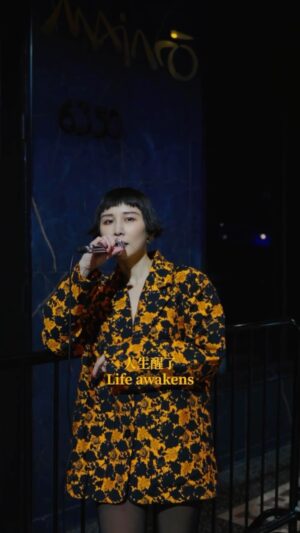 Leaf Yeh Instagram - 收到許多朋友私訊給我，《遷徙》入圍來自新加坡freshmusic award 四個獎項：年度十大專輯、十大單曲、最佳女演唱人跟年度大躍進

從898張專輯與EP，將近9000首單曲中能夠被提及，深深感謝，謝謝一起參與 《遷徙》專輯的所有人。

也謝謝
@freshmusicsg 

-

這首歌的間奏要這樣寫，是搭Uber 在前往錄音室的路上突然出現的靈感，結果成了最喜歡的一段 （黃老闆編的超好聽 @jakuziyong )

美麗的事情常常是出其不意的齁

🎵《雲隙透光》

#人生醒了 #偷偷放了一個鐘聲在後面呵呵
