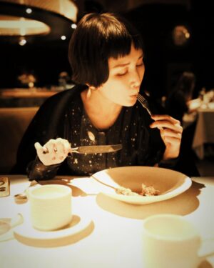 Leaf Yeh Instagram - 我今天生日！最近吃了好多好吃的、收到很多祝福跟來自各方禮物，爸媽還買了蛋糕，各種美妙，圓圓滿滿！

新的一年願望關鍵字就是：幸福感。
盡量過簡單，減法生活，留在身邊的人事物都有品質
做真正想做的事，不瞎忙 
穿越幻象，看清每件事物的本質
健健康康，內心平安
旅行參訪地球
更多的給予跟分享，用音樂服務世界
以上完成，幸福感不請自來了芭，耶～

-
《遷徙》專輯預購再版記得不要錯過時間，因為謝謝大家等待，現階段有早鳥的優惠，之後現貨就會恢復原價了！

心愛的作品，希望好好的去到你們身邊。
週末衝一波呦🥰 #生日願望

#填單上限動