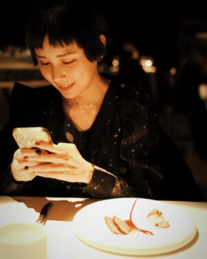 Leaf Yeh Instagram - 我今天生日！最近吃了好多好吃的、收到很多祝福跟來自各方禮物，爸媽還買了蛋糕，各種美妙，圓圓滿滿！

新的一年願望關鍵字就是：幸福感。
盡量過簡單，減法生活，留在身邊的人事物都有品質
做真正想做的事，不瞎忙 
穿越幻象，看清每件事物的本質
健健康康，內心平安
旅行參訪地球
更多的給予跟分享，用音樂服務世界
以上完成，幸福感不請自來了芭，耶～

-
《遷徙》專輯預購再版記得不要錯過時間，因為謝謝大家等待，現階段有早鳥的優惠，之後現貨就會恢復原價了！

心愛的作品，希望好好的去到你們身邊。
週末衝一波呦🥰 #生日願望

#填單上限動