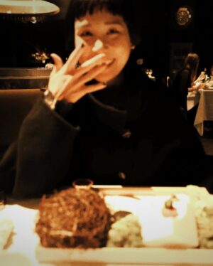 Leaf Yeh Instagram - 我今天生日！最近吃了好多好吃的、收到很多祝福跟來自各方禮物，爸媽還買了蛋糕，各種美妙，圓圓滿滿！

新的一年願望關鍵字就是：幸福感。
盡量過簡單，減法生活，留在身邊的人事物都有品質
做真正想做的事，不瞎忙 
穿越幻象，看清每件事物的本質
健健康康，內心平安
旅行參訪地球
更多的給予跟分享，用音樂服務世界
以上完成，幸福感不請自來了芭，耶～

-
《遷徙》專輯預購再版記得不要錯過時間，因為謝謝大家等待，現階段有早鳥的優惠，之後現貨就會恢復原價了！

心愛的作品，希望好好的去到你們身邊。
週末衝一波呦🥰 #生日願望

#填單上限動