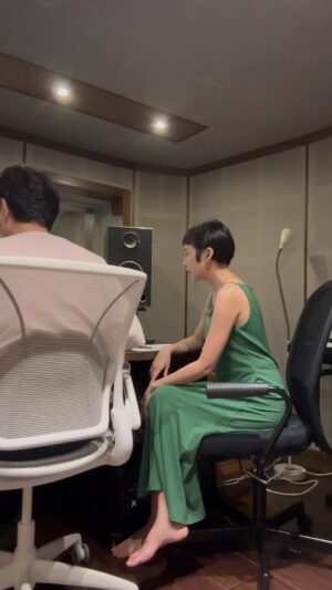 Leaf Yeh Instagram - 幾年前寫了《植劇場》<天黑請閉眼>的主題曲，有天跟作家好友瑞希出去玩，她慎重又神秘的問我可不可以幫她製作一首迄今人生中唯一寫的歌，就叫天黑請閉眼。巧合都到這樣了，當然要答應，聽完歌之後，更是確認喜歡。編曲要加的元素跟音色，靈感很快就自己跑出來，一路做下去非常順流：風笛、村莊與暗夜、女巫、古老的神靈咒語、大抵是這首歌的關鍵字。特別謝謝吉他手小宇老師，多年前彈好的好聽吉他，數年後搭進來依舊完美。

瑞希是真的會唱，唱得很好，在錄音的時候默默不停心中大讚；這首歌也寫的好，曲式不落俗套，起承轉合都很精彩。能夠用自己擅長且喜歡的事幫人完成重要的作品，真是太好了。為了回應這些全然的信任，因此總是把接下的音樂製作任務當成自己的歌在做。今年陸續還會有很多新的作品，期待分享🎵

合聲裡暗藏的綠度母咒，是送給所有聽者的祝福
聽聽看 @cccc121413 的新歌：）

-
作詞 Lyricist | 高瑞希 Leela Kao
作曲Composer | 高瑞希 Leela Kao
製作人 Producer | 葉穎 Leaf Yeh
配唱製作人 Vocal Producer | 葉穎 Leaf Yeh
木吉他 Acoustic Guitar | 鍾濰宇 Chung Wei Yu
長笛 Flute | 葉穎 Leaf Yeh
和聲 Background Vocal | 高瑞希 Leela Kao | 葉穎 Leaf Yeh
錄音師 Recording Engineer| 陳以霖 Yi Lin Chen
錄音室 Recording Room | 大小眼錄音室 Twin Eyes Studio
混音師 Mixing Engineer | 劉詩偉 Liu Shih Wei
MixingRecording Room | 樹人咪房TreemenStudio
母帶後期處理工程師|劉詩偉 Liu Shih Wei
母帶後期處理錄音室 | 樹人咪房 Treemen Studio

#天黑請閉眼#錄音室碎片#配唱#歌曲分享在限動 #製作小日記