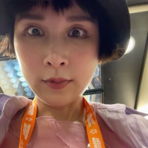 Leaf Yeh Instagram - #私人時間 

上台前不忘去市場喝魚湯開嗓，喝完妝也差不多融化～
熱情的高雄～真的熱～每一刻都感覺熱騰騰～

曾經也是個聽團仔，好幾年前來參加大港就覺得好好玩，
沒想到多年後還可以更好玩 

動線順暢的大小場地、好吃的藝人食堂、好逛的攤位、野餐的地方、港口的遼闊、夕陽美景、好聽的音樂好看的表演..像是大型遊樂場，本來演出完要直奔回家，結果貪玩直接晃到晚上…

是說明天要飛去零度的地方了
人生啊～ 這行程 這溫度😂

準備穿上暖呼呼的衣服，唱歌給雪國的人聽

#回家打包ㄉ路上
#毛巾拿反ㄌ呵呵