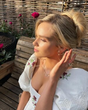 Leah McNamara Instagram - Had the loveliest time at the RHS Chelsea Flower Show. Thank you for having me @vanityfairlondon and @thenewtinsomerset 🌸🌺🌸 

Thank you to @freyasimonne for the most beautiful (and comfiest) upcycled quilt dress and to @boodles for the sparkles of dreams✨Stylin’ and glam by yours truly 💄💁🏼‍♀️