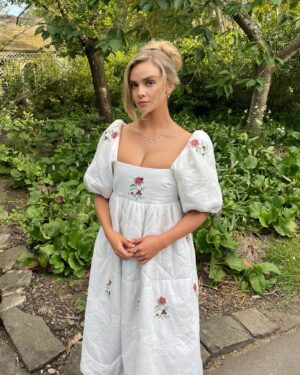 Leah McNamara Instagram - Had the loveliest time at the RHS Chelsea Flower Show. Thank you for having me @vanityfairlondon and @thenewtinsomerset 🌸🌺🌸 

Thank you to @freyasimonne for the most beautiful (and comfiest) upcycled quilt dress and to @boodles for the sparkles of dreams✨Stylin’ and glam by yours truly 💄💁🏼‍♀️