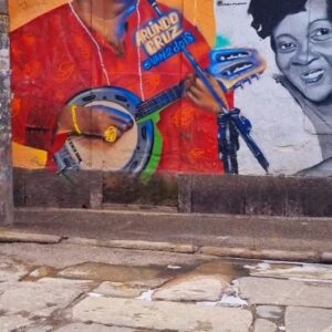 Leandro Firmino Instagram - #resistência a palavra que resume o Circuito Herança Africana do @institutopretosnovos 

Neste circuito que passa pela Pedra da Sal e  valoriza grandes nomes da cultura brasileira,  você irá conhecer esse espaço multidisciplinar do IPN e saber mais sobre essa história!

Tudo começou com um achado num quintal da casa da família Guimarães, durante uma obra residencial, e hoje, o IPN é reconhecido como patrimônio da Humanidade pela UNESCO e é considerado o maior Cemitério de Escravizados das Américas.

@arlindocruzobem @instituto.tiaciata 
#Institutopretosnovos #ancestralidade #herançaafricana #pequenaafrica #riodejaneiro