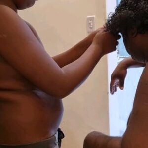 Leandro Firmino Instagram - Paternidade real é isso aí.  Meu cabeleireiro tem a mão pesada pra caramba e não aceita permuta 🤣😂