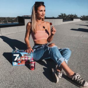 Léanne Lévesque Instagram - Ceux qui me connaissent bien savent que j’ai la dent sucrée 🍒🍬 C’est pour cela que je trip un peu trop sur les nouvelles @popperscoolers maintenant avec 7% d’alcool, fruité et sucré à souhait 👌🏻 #poppers7 #poppers5a7 #pub
.
.
.
Buvez avec modération 🔞