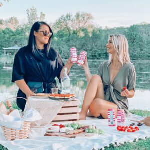 Léanne Lévesque Instagram - C’est enfin l’été et qui dit été dit aussi chaleur, soleil et 5 à 7 entre amis avec un drink estival. ☀️🍹🎉J’ai récemment découvert les boissons alcoolisées @beachbumcoolers , une boisson fraîche et naturelle faite avec de l’eau de coco. 🍋🥥 Non seulement c’est super léger et à faible teneur en calories, mais en plus ça contient des électrolytes et sels minéraux, parfait pour se garder bien hydraté!💦 #beachbumcoolers #plaisirresponsable