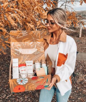 Léanne Lévesque Instagram - LE CONCOURS EST TERMINÉ LA GAGNANTE EST @_jennroy_ 🍂🧡 C’est maintenant au tour de la boîte d’automne à être tirée et encore une fois ce sont toutes de superbes compagnies québécoises que j’adore qui se sont réunis pour vous gâter !!! 😍 On sait tous que c’est particulièrement difficile pour les entreprises en cette période de pandémie alors je vous invite à aller donner plein d’amour à chacune de ces belles compagnie en allant liker et commenter leurs pages. Çà fait toujours plaisir recevoir un peu d’amour 🥰
.
.
Donc pour gagner la FALL BOX du mois d’octobre d’une valeur de plus de 450$ vous devez:

-Likez cette publication 
-Allez suivre la page de @claudiocoiffure 
&& @cchristellepetit 
-Allez suivre la page de @puressence_bainetcorps 
-Allez suivre la page de @highcarecosmetic 
-Allez suivre la page de @nowastecase 
-Allez suivre la page de @frdm.eyewear 
-Me suivre 
-Identifier vos amis en commentaire 
-Repostez dans vos story pour plus de chance de gagner . Il n’y a toujours pas de maximum d’inscription vous pouvez commenter le nombre de fois que vous voulez 🎉