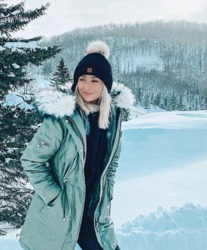 Léanne Lévesque Instagram - Profiter des dernières belles journées froides ☀️❄️ .
.
Vegan fur jacket from @noizeoriginal commente si toi aussi tu aimerais gagner ton manteau Noize 👇🏻🙆🏼‍♀️