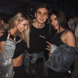 Léanne Lévesque Instagram - Juste parce qu’aujourd’hui c’est le 29 décembre et que nous serions sensé être à notre événement national 🖤 @bass.ship Merci @welsh_promoteur d’avoir organisé cet event de fou chaque année, j’espère vraiment pouvoir revivre ça en force l’année prochaine ✨