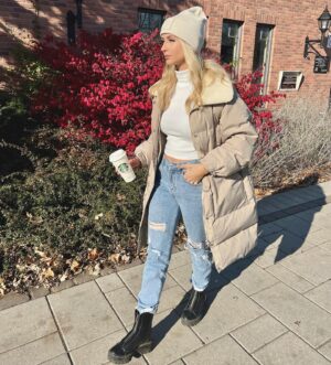 Léanne Lévesque Instagram - Walk straight ahead with a golden state of mind ✨