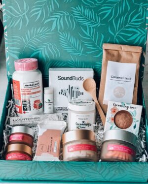 Léanne Lévesque Instagram - CONCOURS ENCOURAGEZ LOCAL TERMINÉ 💙 Gagnante: @_joaniehebert 
J’ai décidé de lancer un concept de boîte mensuel à faire gagner à chaque mois qui vous permettra à tous de découvrir de nouveaux produits d’ici et qui encouragera à la fois nos belles compagnies Québécoises 😍 Ce mois-ci, le SELF-CARE est à l’honneur avec cette boîte remplie de produits pour vous dorloter 💆🏼‍♀️ Donc pour participer, les règles seront les mêmes chaque fois : Vous devrez vous assurer de me suivre & d’aller suivre la page instagram des compagnies participantes, liker la publication && taguer vos amis qui aimeraient également gagner !
.
.
Donc pour gagner la SUMMER BOX du mois d’août d’une valeur de 350$ vous devez:

-Allez suivre @caramelrozecosmetics , une compagnie de bio cosmétique qui sentent le ciel 🤤
-Aller suivre @ineditdunord , la plus cute petite boutique ever
- Aller suivre @sr_artiste_beaute ET @primera_artistes_beaute qui nous offre gracieusement les fameux produits cocooning love 😍 
-Me suivre
-Identifier vos amis en commentaire 
-Repost dans votre story pour des chances supplémentaires de gagner !!! Il n’y a pas de maximum d’inscription vous pouvez commenter le nombre de fois que vous voulez 🎉 Vous avez jusqu’au 6 septembre pour participer bonne chance à tous 😻