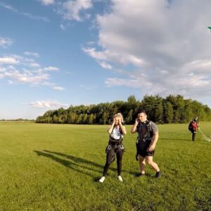 Léanne Lévesque Instagram - 🪂 CONCOURS TERMINÉ 🪂 La grande gagnante qui se mérite un saut en parachute pour 2 personnes en collaboration avec @parachutemontreal est @karellelapointe 🎉