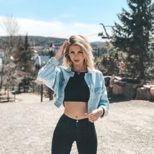 Léanne Lévesque Instagram - Guess vibe 🦋