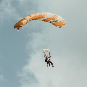 Léanne Lévesque Instagram - 🪂 CONCOURS TERMINÉ 🪂 La grande gagnante qui se mérite un saut en parachute pour 2 personnes en collaboration avec @parachutemontreal est @karellelapointe 🎉