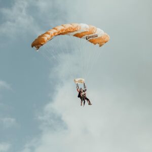 Léanne Lévesque Instagram - CONCOURS TERMINÉ 🪂 La gagnante est @mokamocha 
En collaboration avec @parachutemontreal , j’ai décidé de refaire tirer un saut en parachute pour deux, d’une valeur de près de 600$ ! Juste à temps pour compléter tes cadeaux de Noël, pas pire hein ? 🤩 Donc si toi aussi tu aimerais courir la chance de gagner et de vivre cette expérience inoubliable les règlements sont super simples :

-Abonne-toi à @parachutemontreal 
-Assure-toi de me suivre et de liker cette plublication
-Tag tes amis avec qui tu aimerais sauter 
-Extra chance de gagner en repostant la publication dans ta story   

J’annonce le gagnant le 21 décembre bonne chance à tous 🌲🎅🏻