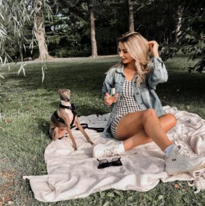 Léanne Lévesque Instagram - Être bien accompagné 🦦
.
.
.
.
.
.
.
#iggy #greyhound #italiangreyhound