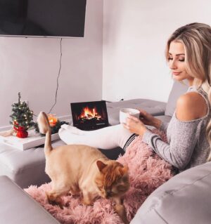 Léanne Lévesque Instagram - Je voulais juste prendre une petite photo classique-quétaine-hivernale quand ma p’tite minoune a décidé de s’interposer (je vous ai skippé les photos où on voit juste son trou de pet en gros plan 😂) pis je me suis dit pourquoi ne profiter du fait qu’elle soit dans la shot pour parler un peu d’elle et d’où elle vient ? Mila est une petite chatte d’un an que j’ai adoptée à la SPCA il y a de ça 9 mois. Je suis allée au départ simplement pour voir les animaux et je suis tombée sous le charme de cette belle rouquine. Elle était toute timide, ce n’était vraiment pas le chat le plus sociable du refuge mais une petite voix dans mon coeur me disait qu’elle ferait le meilleur chat du monde. Ça n’a pas toujours été facile, elle se laissait difficilement approcher et faisait même PIPI à côté de sa litière 🥵. Mais j’ai persévéré, j’ai trouvé d'où venait le problème et elle a fini par s’adapter à sa nouvelle vie. Aujourd’hui, elle vient se coller chaque fois qu’elle en a l’occasion et adoooore par dessus tout regarder la télé, surtout quand il y a des animaux à l’écran! (Oui oui elle écoute la télé) Tout ça pour dire, laissez donc une chance aux animaux de refuge de trouver foyer chez vous. Je sais que c’est donc beau un chat de Bengal, mais au final on choisi un animal pour son physique ou pour son tempérament et l’amour qu’il va nous apporter ? FUN FACT les chats domestiques vivent la plupart du temps plus longtemps que les chats de race et ont généralement moins de problèmes de santé 🙃 Alors si tu hésitais avant d’adopter, n’attends plus ! Pose un beau geste en sauvant une vie. ✨Prochaine étape pour nous : adopter un chien 🐶❤️