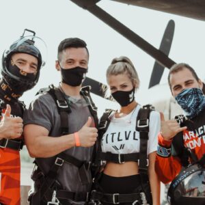 Léanne Lévesque Instagram - 🪂 CONCOURS TERMINÉ 🪂 La grande gagnante qui se mérite un saut en parachute pour 2 personnes en collaboration avec @parachutemontreal est @karellelapointe 🎉