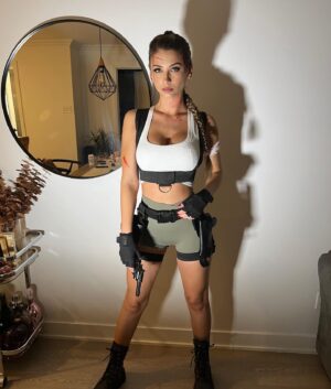 Léanne Lévesque Instagram - Fav night of the year 🦇 #tombraider