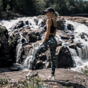 Léanne Lévesque Instagram - New fav place for hiking 😍...
@filmlegacyprod 📸 ..
Promo code THEFLAMEST20 on any product from @stronger 🤸🏼‍♀️