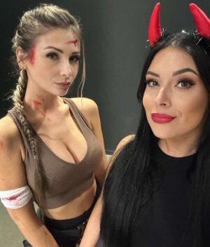 Léanne Lévesque Instagram - Fav night of the year 🦇 #tombraider
