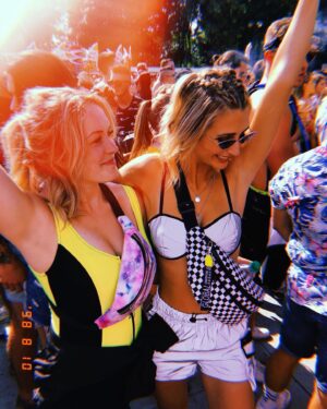 Léanne Lévesque Instagram - Et toi qu’est-ce qui te manque le plus de la vie « normale » ? Moi personnellement c’est vraiment les week-ends de festival avec mes amis 😭 Mais je suis sur qu’on va trouver un moyen de profiter de l’été autrement ! Des jours meilleurs nous attendent & le meilleur de nous émergera! Je travaille en ce moment avec mon partenaire @emergenc_canada pour t’offrir la chance de gagner une carte- cadeau d’une valeur de 99$ CAD chez Jean Coutu. 🎉☀️#EmergeOurBest #EmergencCanada #EmergencCanada_Partner
Pour participer:
• Tague deux de tes amies que tu as hâte de voir #EmergeOurBest
• Suivez @emergenc_canada
• Republie ceci dans ta story et tague @theflamest et
@emergenc_Canada
DÉTAILS DU CONCOURS *Aucun achat nécessaire. Termine le 31 juillet 2020 à 23h59 (ET). Ouvert aux résidents du Canada, 18 . Prix : Carte cadeau de 99$ CAD à Jean Coutu. Des conditions s'appliquent. 1 participation/personne. Bonne réponse à une question d'habileté mathématique obligatoire. Ce concours n'est pas commandité par Instagram® / Facebook®. Le gagnant sera annoncé via Instagram le TBC 2020 après 12h00 (ET). Le gagnant sera contacté au plus tard le TBC 2020 à 17h (ET) pour réclamer leur prix.
