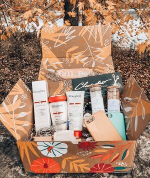 Léanne Lévesque Instagram - LE CONCOURS EST TERMINÉ LA GAGNANTE EST @_jennroy_ 🍂🧡 C’est maintenant au tour de la boîte d’automne à être tirée et encore une fois ce sont toutes de superbes compagnies québécoises que j’adore qui se sont réunis pour vous gâter !!! 😍 On sait tous que c’est particulièrement difficile pour les entreprises en cette période de pandémie alors je vous invite à aller donner plein d’amour à chacune de ces belles compagnie en allant liker et commenter leurs pages. Çà fait toujours plaisir recevoir un peu d’amour 🥰
.
.
Donc pour gagner la FALL BOX du mois d’octobre d’une valeur de plus de 450$ vous devez:

-Likez cette publication 
-Allez suivre la page de @claudiocoiffure 
&& @cchristellepetit 
-Allez suivre la page de @puressence_bainetcorps 
-Allez suivre la page de @highcarecosmetic 
-Allez suivre la page de @nowastecase 
-Allez suivre la page de @frdm.eyewear 
-Me suivre 
-Identifier vos amis en commentaire 
-Repostez dans vos story pour plus de chance de gagner . Il n’y a toujours pas de maximum d’inscription vous pouvez commenter le nombre de fois que vous voulez 🎉
