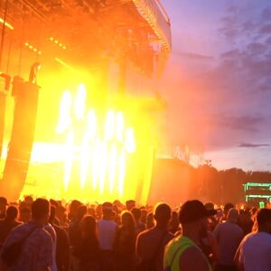 Léanne Lévesque Instagram - Un petit tb à ce merveilleux été avec @montreal.tv et à la fois où j’ai interviewé le p’tit gars le plus nice de toute @ilesoniq 🔥