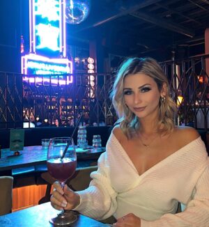 Léanne Lévesque Instagram - Mettons je te demande c’est quoi ton resto préféré que tu me recommandes le    ? Ça serait quoi ? J’aimerais bien ça me faire une petite liste d’endroits à découvrir cet été 🍝🍷