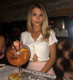 Léanne Lévesque Instagram - Les drinks plus gros que ma tête c’est oui 💘